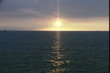 Denizde günbatımında Kona semtinden görüntüleyin.