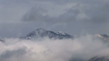 Bulutlu dağ zirvesi