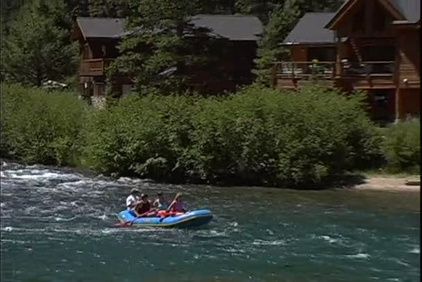 Δοκούς σε βάρκες κολύμπι στο ποτάμι βουνό — Αρχείο Βίντεο