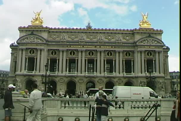Opera house dengan lalu lintas kota di Paris — Stok Video