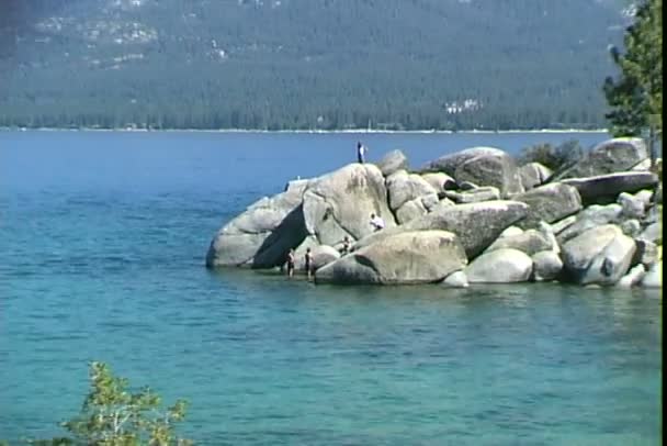 Lac Tahoe avec des rochers — Video