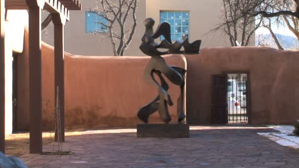 Santa Fe Courtyard dengan patung — Stok Video