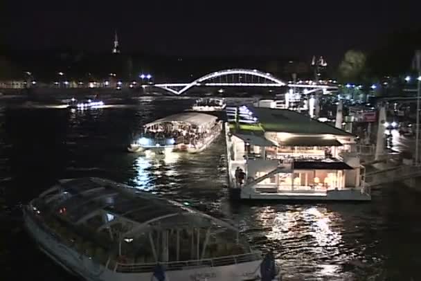 Paris'te Seine Nehri, gece — Stok video