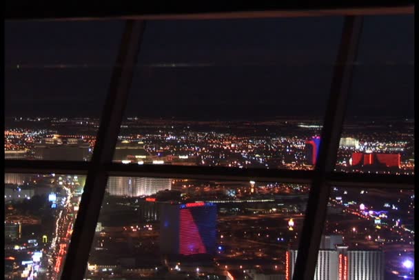 Visa på Las Vegas från glas restaurang på natten — Stockvideo