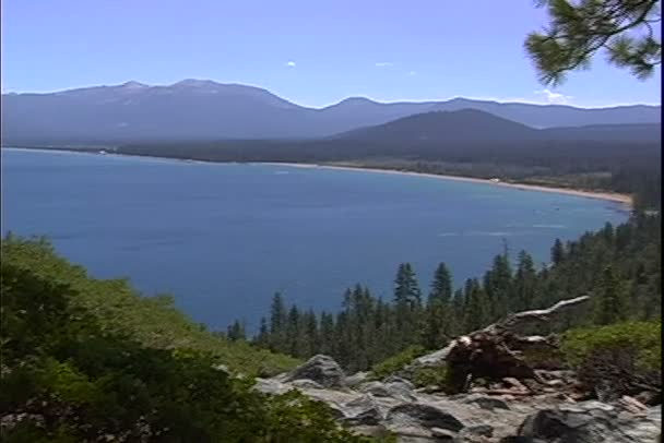Costa de Sierra Vista en el Lago Tahoe — Vídeos de Stock