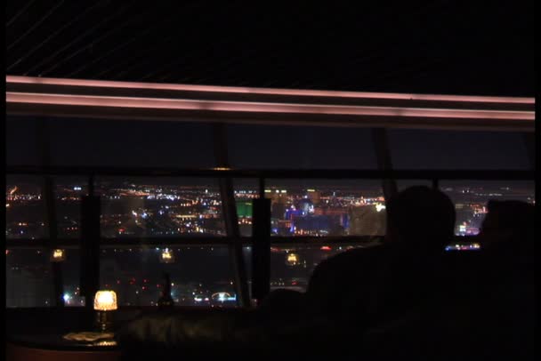 Uitzicht op Las Vegas vanaf glas Restaurant nachts — Stockvideo
