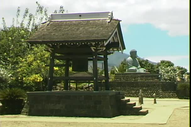 Budda standbeeld in het Park — Stockvideo