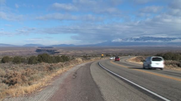 Snelweg verkeer in Taos — Stockvideo
