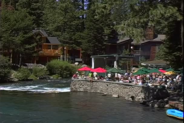 Rafters en bateaux nageant près du café lodge — Video