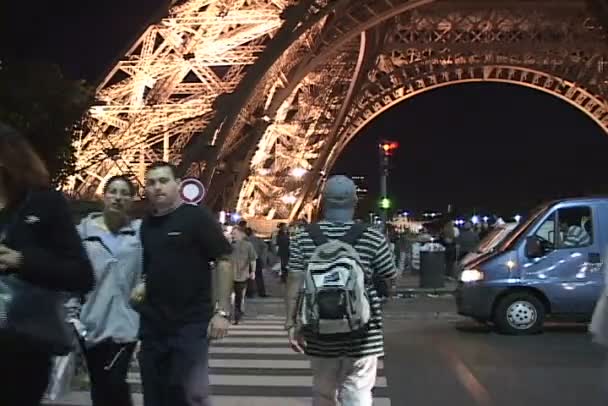 Menara Eiffel di Paris pada malam hari — Stok Video