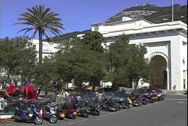 Motor scooters geparkeerd voor een kerk — Stockvideo