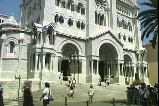 Monaco katedralen med turister — Stockvideo