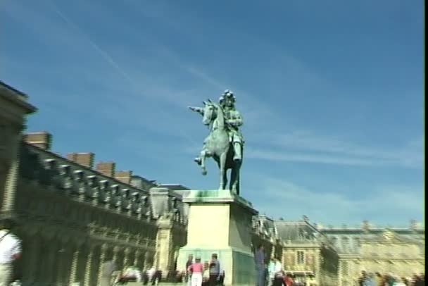 Статуя Людовика XIV в Париже — стоковое видео