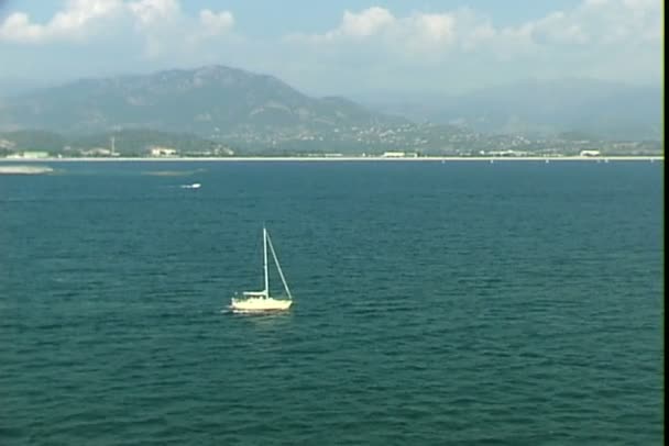 Velero en el mar cerca de la costa de Costa Azul — Vídeo de stock