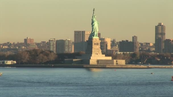 Estátua da liberdade na cidade de Nova York — Vídeo de Stock