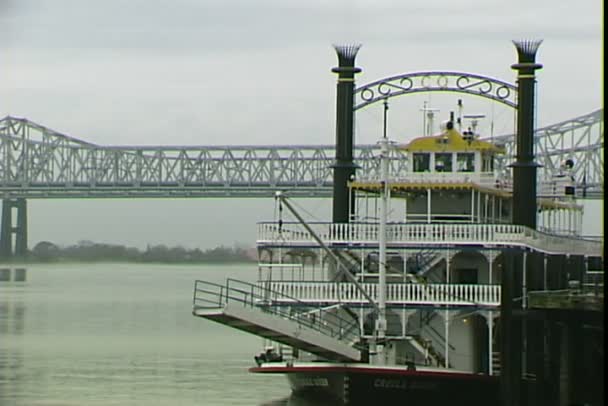 Barco no rio Mississippi — Vídeo de Stock