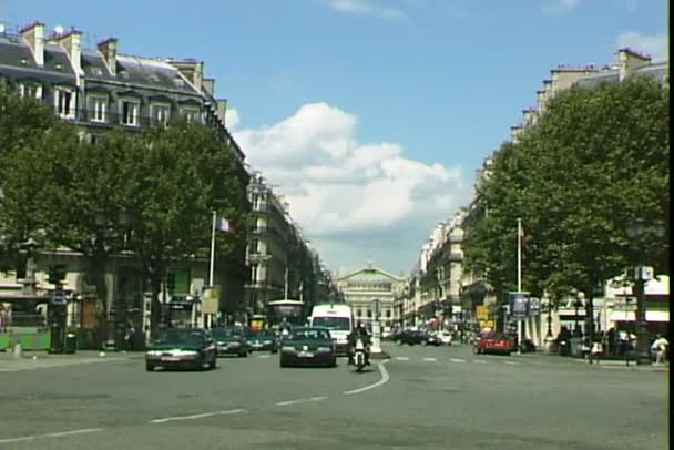 Operahus med bytrafikk i Paris – stockvideo
