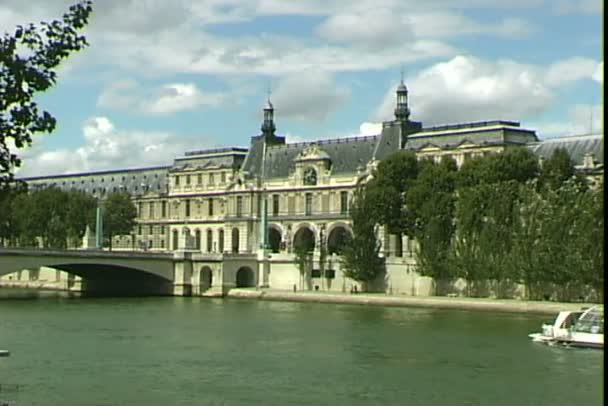 Louvre museum in Parijs — Stockvideo