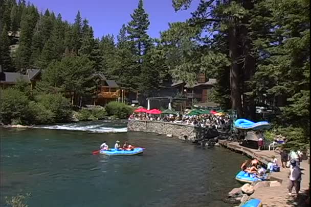 Rafters en bateaux nageant près du café lodge — Video