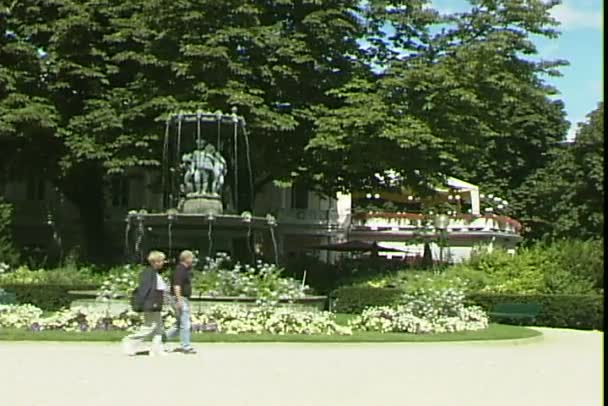 Парк с фонтаном в Париже — стоковое видео