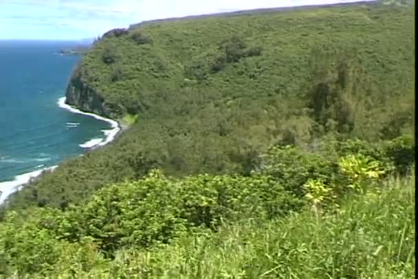 Uitzicht vanaf Kauhola punt licht Hawaiian kommuna — Stockvideo