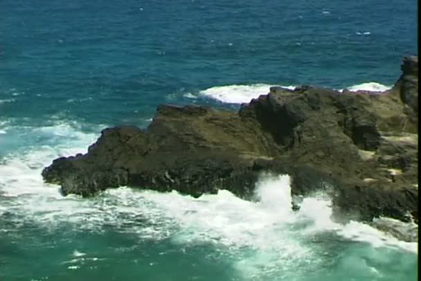 Fal rozbijających się o skały coast — Wideo stockowe