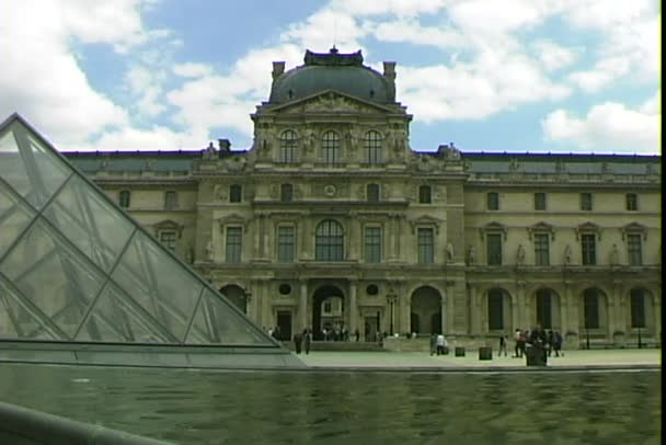 Piramide del Louvre a Parigi — Video Stock