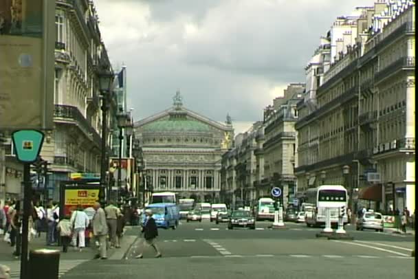 Opera house dengan lalu lintas kota di Paris — Stok Video