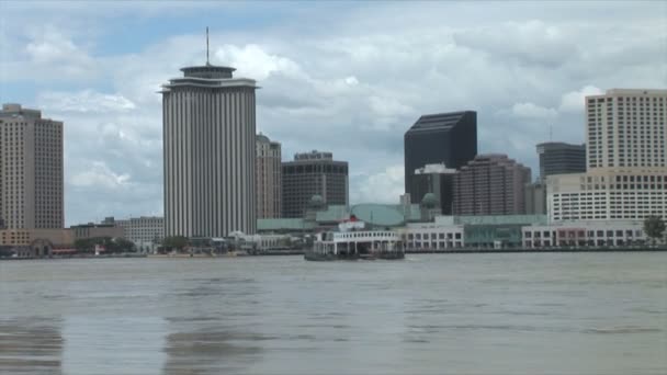 Nova Orleães Skyline sobre o rio Mississippi — Vídeo de Stock