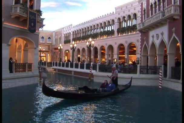 Benátská gondola jezdí v Las Vegas — Stock video