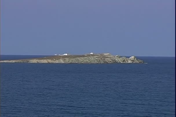 Isla en la bahía del mar — Vídeos de Stock