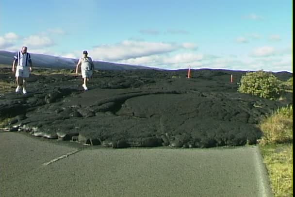 Toeristen op Lava veld in Usa — Stockvideo