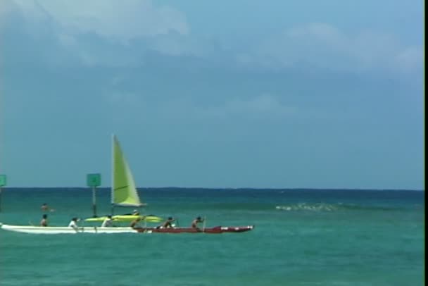 Kayakers zwemmen in de Oceaan — Stockvideo