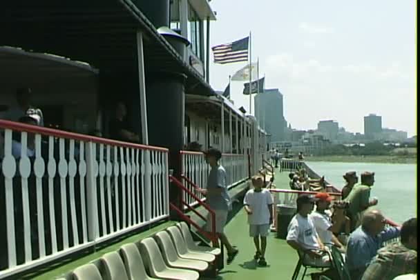 游客在船甲板上 — 图库视频影像