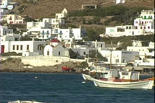 Barcos cerca de la ciudad vieja en Grecia Metraje De Stock