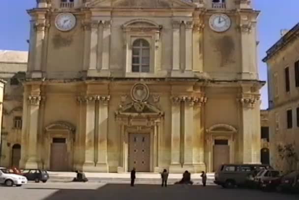 St Pauls plein met kathedraal op Malta — Stockvideo