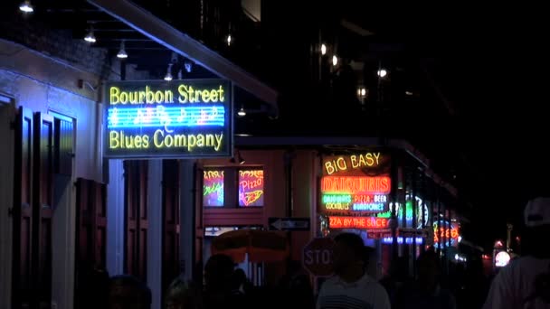 Bourbon street w Nowym Orleanie — Wideo stockowe