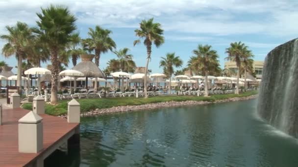 Piscina con reposeras en hotel resort — Vídeos de Stock