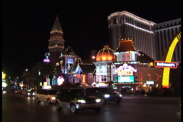 Verkeer in de buurt van Casino Royale in Las Vegas — Stockvideo