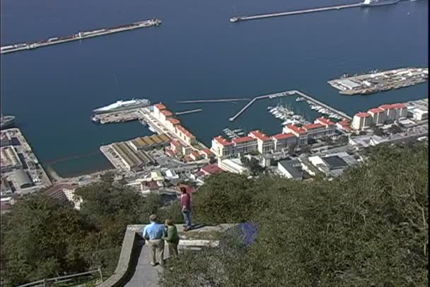 Turistas en Roca en Gibraltar — Vídeos de Stock