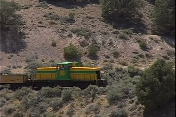 在沙漠中的 V 和 T 火车游乐设施 — 图库视频影像