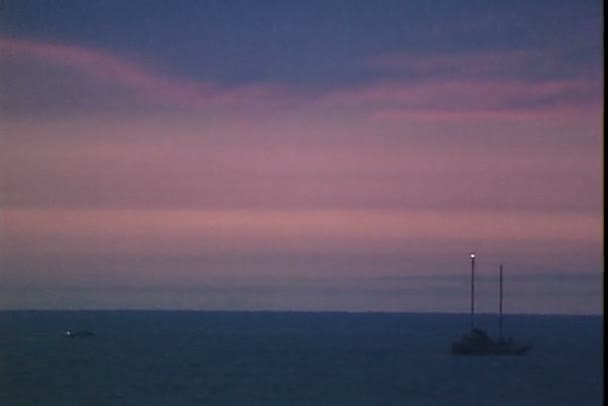 Blick auf das Meer in der Abenddämmerung aus dem Bezirk Kona — Stockvideo