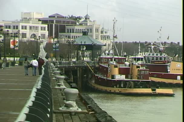 Sleepboot boten bij dock in New Orleans — Stockvideo