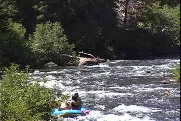 Rafters em barcos nadando no rio da montanha — Vídeo de Stock