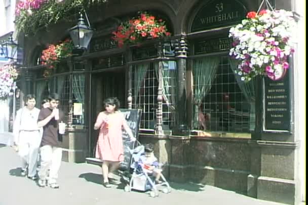 Pub op straat in Londen — Stockvideo