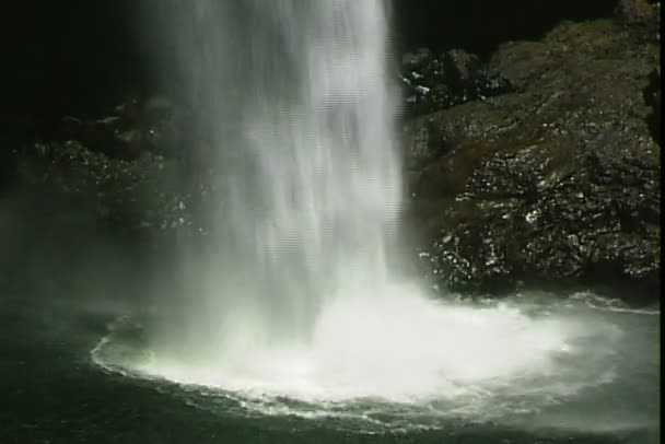 Dreifacher Wasserfall in den USA — Stockvideo