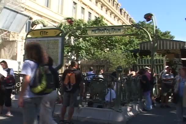Entrance to Metro station in Paris — Stock video