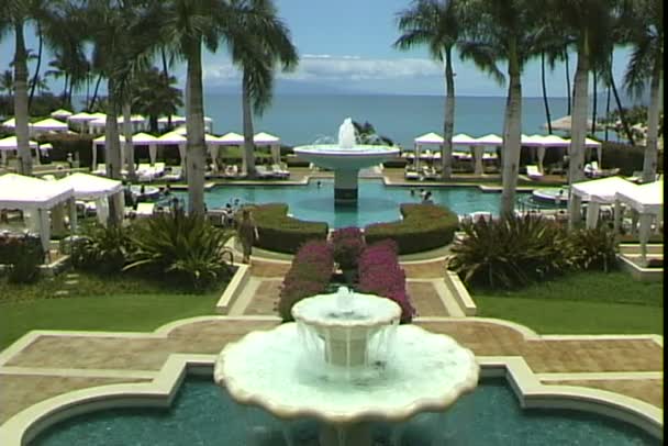 Piscina in resort hotel — Video Stock