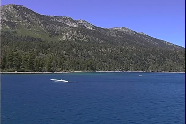 Båtar simmar i lake Tahoe — Stockvideo