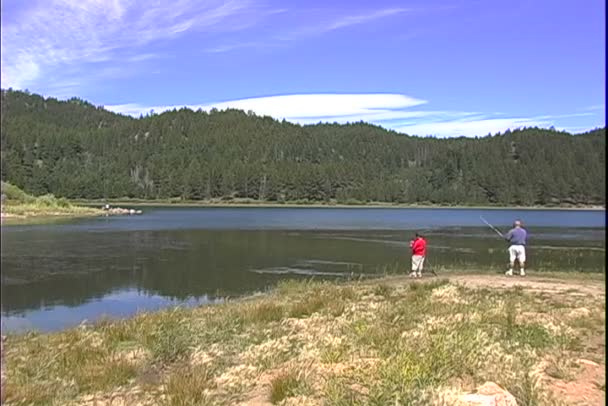 Pescadores en la costa del lago Tahoe — Vídeos de Stock